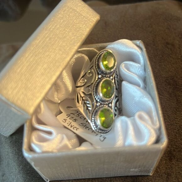 Gorgeous 3 Stone Floral Peridot Ring in Sterling Silver Sz 6 - Picture 9 of 10
